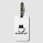 NO ENERGY LEFT” Sleepy Cat in Coffee Mug – Funny M Bagagelabel (Voorkant (verticaal))