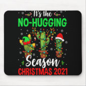 No Hugging Season Xmas 2021 Elf Reindeer Santa Ca Muismat (Voorkant)