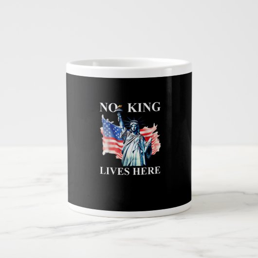 No King Lives in America Freedom Flag Patriotic Grote Koffiekop (Voorkant)