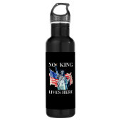 No King Lives in America Freedom Flag Patriotic Waterfles (Voorkant)