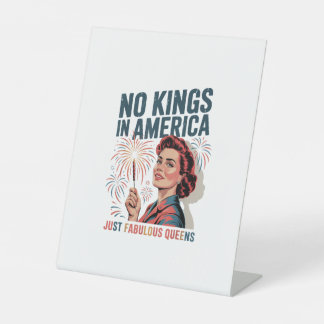 No Kings In America Fabulous Queens Pride 2025 Des Reclamebord Met Voetstuk