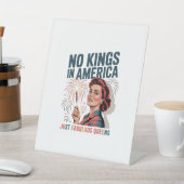 No Kings In America Fabulous Queens Pride 2025 Des Reclamebord Met Voetstuk (Insitu)