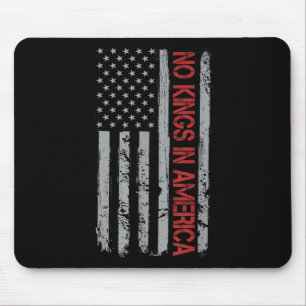 No Kings In America is een Amerikaanse vlag Muismat