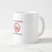 No Kings In America Patriotic Casual Grote Koffiekop (Voorkant rechts)