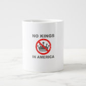 No Kings In America Patriotic Casual Grote Koffiekop (Voorkant)