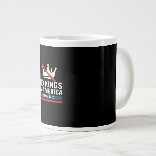 No Kings In America Since 1776 Patriotic Graphic D Grote Koffiekop (Voorkant rechts)