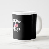 No Kings In America USA Flag Retro Cool Style Grote Koffiekop (Voorkant rechts)