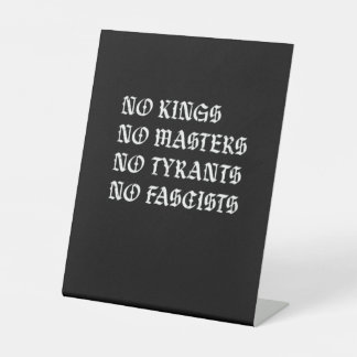 No Kings No Masters No Tyrants No Fascists Style Reclamebord Met Voetstuk