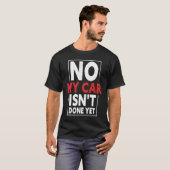 No My Car Isn't Done Yet  Car Mechanic Garage Desi T-shirt (Voorkant volledig)