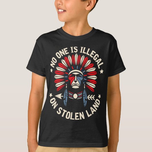 No One Is Illegal On Stolen Land Indigenous Immigr T-shirt (Voorkant)