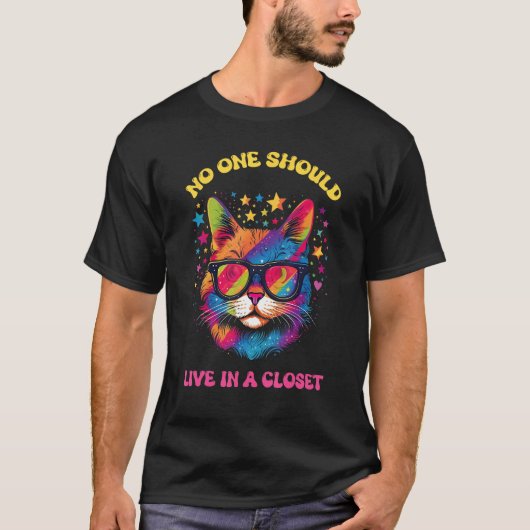 No One Should Live In A Closet LGBTQ Gay Pride Cat T-shirt (Voorkant)