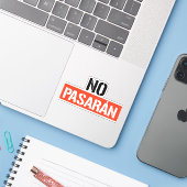 No Pasaran Sticker (Laptop met iPhone)
