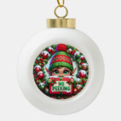 No Peking Elf" - Speelse Kerst Keramische Bal Ornament (Voorkant)