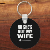 No She's Not My Wife Identity Not With Him  Sleutelhanger (Voorkant)