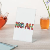 NOAH Naam in Levendig Haakpatroon Reclamebord Met Voetstuk (Insitu)