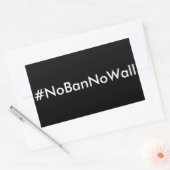 #NoBanNoWall, witte tekst op zwarte stickers (Envelop)