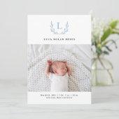Noble Blue Monogram Wreath Birth Announement Kaart (Staand voorkant)