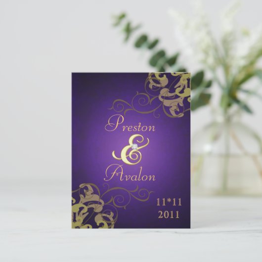 Noble Gold Scroll Paarse Save the Date Briefkaart (Staand voorkant)
