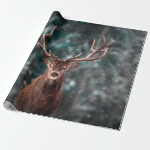 Noble hert mannetje in wintersneeuwbos. Artistieke Cadeaupapier