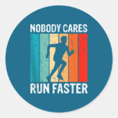 Nobody Cares Run Faster Funny Sarcastic Runner Quo Ronde Sticker (Voorkant)