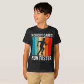 Nobody Cares Run Faster Funny Sarcastic Runner Quo T-shirt (Voorkant volledig)