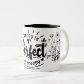 "Nobody's Perfect: een speelse kijk op perfectie" Tweekleurige Koffiemok (Voorkant rechts)