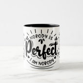 "Nobody's Perfect: een speelse kijk op perfectie" Tweekleurige Koffiemok (Center)