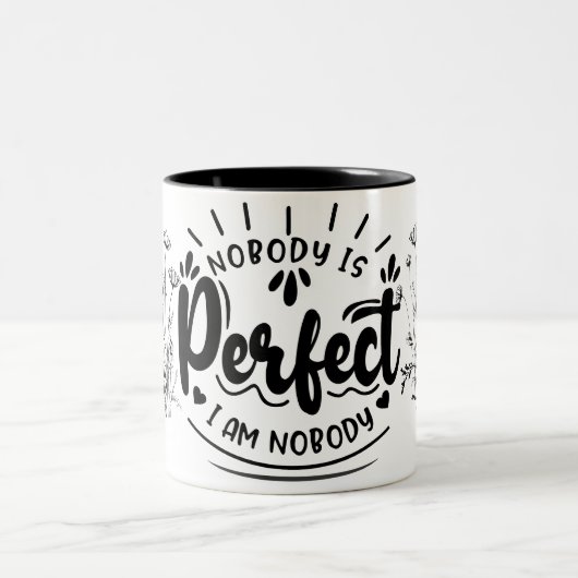 "Nobody's Perfect: een speelse kijk op perfectie" Tweekleurige Koffiemok (Center)