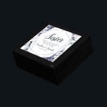 Nocturnal Floral Sister Maid of Honor gepersonalis Cadeaudoosje<br><div class="desc">Nachtelijk Bloemen Waterverf weelderig Bloemontwerp met handgeschilderde stengels, wijnstokken, bladeren, bladeren, Waterverf penseelstreken. Kleurrijk marineblauw, stofblauw, donker bijna zwart grijs en hints van Mauve roze. Met Hand getrokken lijnelementen, Swirly Chic Hand Lettered Brush Script Fonts en Elegant Geometrische Bloemen Rand - Zuster Maid of Honor Heartfelt Quote Keepsake gepersonaliseerde houten...</div>