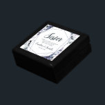 Nocturnal Floral Sister Maid of Honor gepersonalis Cadeaudoosje<br><div class="desc">Nachtelijk Bloemen Waterverf weelderig Bloemontwerp met handgeschilderde stengels, wijnstokken, bladeren, bladeren, Waterverf penseelstreken. Kleurrijk marineblauw, stofblauw, donker bijna zwart grijs en hints van Mauve roze. Met Hand getrokken lijnelementen, Swirly Chic Hand Lettered Brush Script Fonts en Elegant Geometrische Bloemen Rand - Zuster Maid of Honor Heartfelt Quote Keepsake gepersonaliseerde houten...</div>