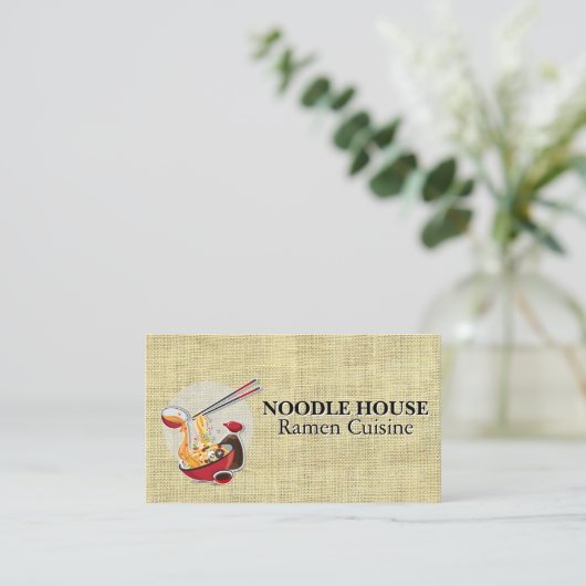 Noedels en saus in een kom visitekaartje (Staand voorkant)