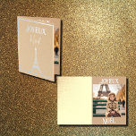 Noel a Paris no3 Folie Kaart<br><div class="desc">Een vrolijke beige en zilveren Noel-kaart met vier verschillende ontwerpsecties! Een daarvan is een full-colour bedrukking in de kaart. Een kleine dame is gekleed met een pet en beige bontjas. Tevreden op een stoel in Parijs. In de verte is de Eiffeltoren! Joyeux Noël is de Fransman voor "Vrolijk kerstfeest". 2....</div>
