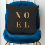 Noel Black en Gold | Trendy stijlvolle kerst Kussen<br><div class="desc">Eenvoudige,  stijlvolle en gewaagde 'Noel' citeren kunstvakantiekussens in elegant goud op een luxe zwarte achtergrond in moderne,  minimalistische typografische stijl. De groet kan gemakkelijk worden gepersonaliseerd voor een uniek en persoonlijk vakantieschema dat uit de menigte komt!</div>