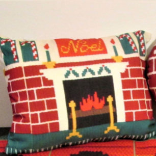 Noel Mantle Brick Fireplace Designer Crochet Print Accent Kussen