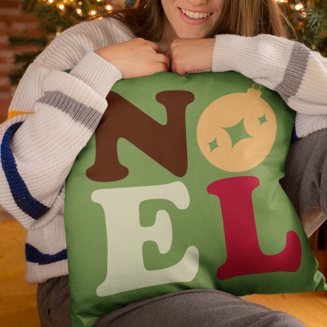 Noel Modern Festive Retro Typografie Kerstmis Kussen (This green pillow in retro colors spells out Noel in vintage typography.)