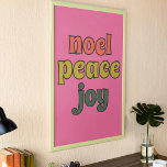 Noel Peace Joy Retro jaren 70 Stijl Poster<br><div class="desc">Deze poster print met kerstthema heeft de woorden "noel,  peace and joy" in retro-stijl,  belettering in sinaasappel,  limoen en donkergroen tegen een felroze achtergrond.</div>