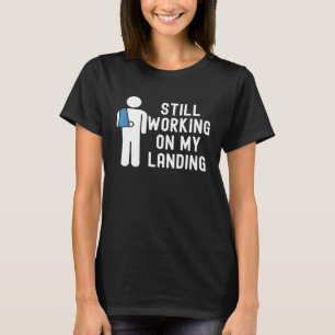 Nog bezig met mijn landing Gebroken arm gips herst T-shirt
