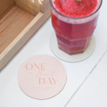 Nog een dag bruiloft repetitie Blush Pink Ronde Kartonnen Onderzetter<br><div class="desc">Minimalistisch huwelijksrepetitie diner onderzetter met typografie tekst die zegt "nog een dag." De achtergrond is roze.</div>
