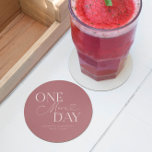 Nog een dag bruiloft repetitie Dusty Pink Ronde Kartonnen Onderzetter<br><div class="desc">Minimalistisch huwelijksrepetitie diner onderzetter met typografie tekst die zegt "nog een dag." De achtergrond is stoffig roze.</div>