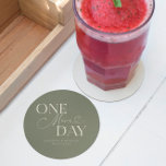 Nog een dag bruiloft repetitie Sage Green Ronde Kartonnen Onderzetter<br><div class="desc">Minimalistisch huwelijksrepetitie diner onderzetter met typografie tekst die zegt "nog een dag." De achtergrond is salie groen.</div>