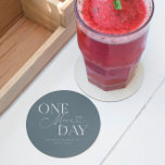 Nog een dag bruiloft repetitie staal blauw ronde kartonnen onderzetter<br><div class="desc">Minimalistisch huwelijksrepetitie diner onderzetter met typografie tekst die zegt "nog een dag." De achtergrond is staalblauw.</div>