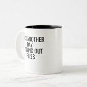 Nog een dag met brandbestrijding tweekleurige koffiemok (Voorkant links)