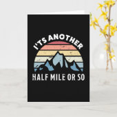 Nog een halve mijl - Grappig wandelcadeau Kaart (Gele Bloem)