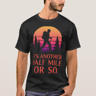 Nog een halve mijl wandelen hiker berg rugzakker t-shirt