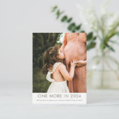 Nog één in 2024 Zwangerschapsaankondiging Ansichtk Feestdagenkaart (Staand voorkant)