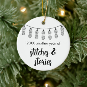 Nog Een Jaar Met Steken En Verhalen Kerstmis Keramisch Ornament