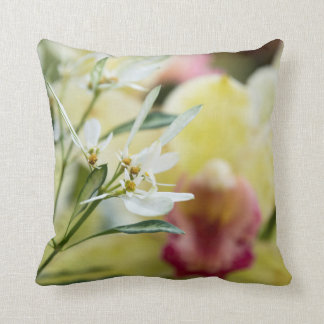 Nog een kussen met een mooie Orchid.