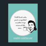 Nog een reis rond de zon Funny Retro Birthday Briefkaart<br><div class="desc">De grappige verjaardagsgroeten zijn uitgerust met een retro-achtige vrouw met een koffiebeker en aanpasbaar "Kijk eens wie er net een andere reis rond de zon heeft gemaakt" tekst op een  blauwe achtergrond.</div>