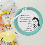 Nog een reis rond de zon Funny Retro Birthday Papieren Bordje<br><div class="desc">De grappige verjaardagsgroeten zijn uitgerust met een retro-achtige vrouw met een koffiebeker en aanpasbaar "Kijk eens wie er net een andere reis rond de zon heeft gemaakt" tekst op een  blauwe achtergrond.</div>