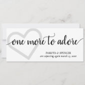 Nog eentje om te adoreren | Eenvoudige Zwarte Hart Aankondiging (Voorkant)